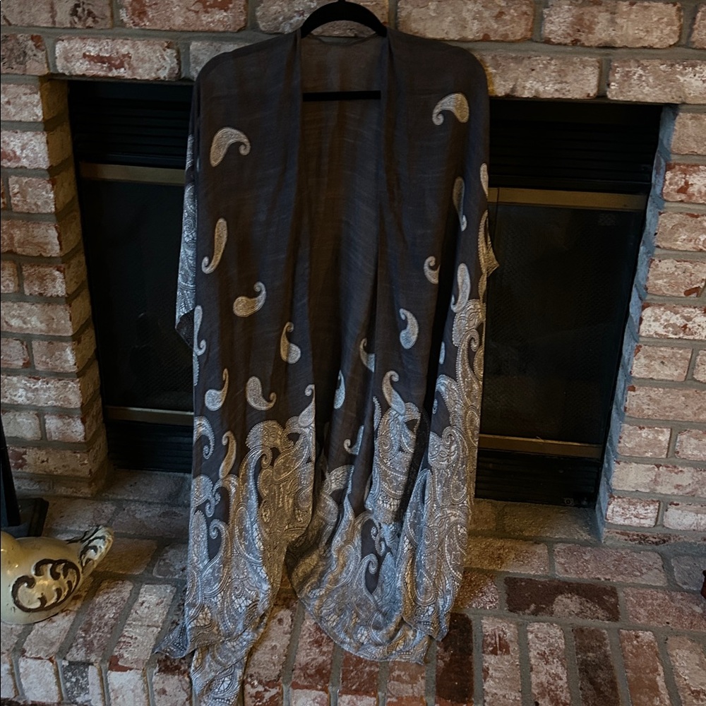 NWOT Paparazzi‎ By Biz Gray and Silver Paisley Print kimono /Wrap 100% Viscose